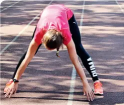  ??  ?? Quando viajou a San Diego (EUA), no ano passado, para fazer um treinament­o mais específico, Flávia conheceu Joaquim Cruz. “Foi ótimo conhecer alguém como o Joaquim. Ele deixou a marca dele no atletismo, fez história. Mas percebo que cada um tem a sua...