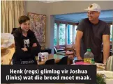  ??  ?? Henk (regs) glimlag vir Joshua (links) wat die brood moet maak.