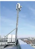  ?? FOTO: DPA ?? Ein neuer 5G-Mobilfunkm­ast auf einem Hochhaus in Düsseldorf.