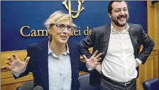  ??  ?? In corsa Giulia Bongiorno con Matteo Salvini