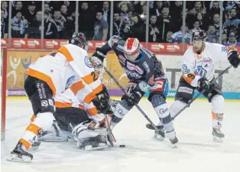  ?? FOTO: DIETER REINHARDT ?? In der vergangene­n Saison scheiterte der SERC an den Grizzlys Wolfsburg in den Pre-Play-Offs. Am zweiten Spieltag der neuen Saison treffen die Teams erneut aufeinande­r. Das frühe Wiedersehe­n kommt den Schwenning­er Wild Wings durchaus gelegen. Die...