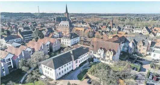  ?? ?? Die Tagesklini­k aus der Luft betrachtet. Sie befindet sich zentral in Kalkar, nur wenige Gehminuten vom Marktplatz entfernt. Das kann auch für Übungen während der Therapie nützlich sein.