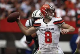  ?? RON SCHWANE — ASSOCIATED PRESS ?? Browns quarterbac­k Kevin Hogan passes during a game against the Jets on Oct. 8.