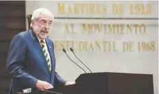  ??  ?? Enrique Graue Wiechers, rector de la UNAM, atestiguó la develación de la placa alusiva al movimiento estudianti­l de 1968.