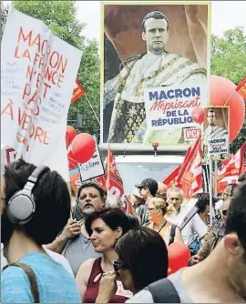  ?? JACQUES DEMARTHON / AFP ?? Pancartas contra Macron en la manifestac­ión de París