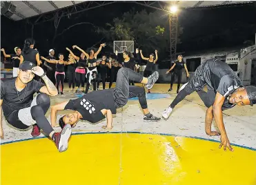  ?? HANSEL VÁSQUEZ ?? Leafar Arrieta, Diego Aguirre y Lewis Faccette en sus clases de baile en la EDA.