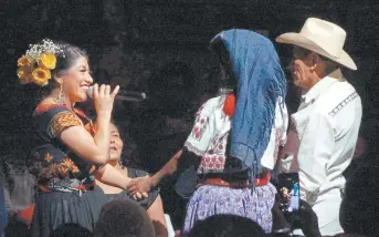  ??  ?? La soprano María Reyna cantó frente a sus padres en ayuuk, su lengua originaria, en el Macedonio Alcalá.