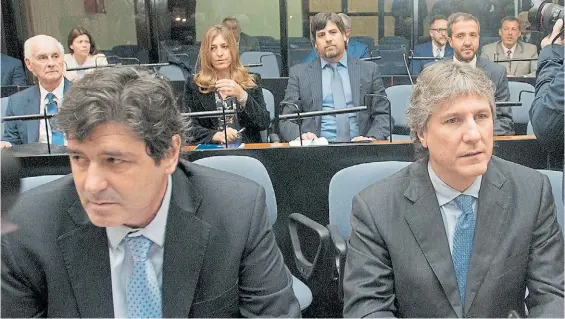  ?? CIJ ?? De saco y corbata. El ex vicepresid­ente Amado Boudou sentado ayer en el banquillo de los acusados en el juicio oral por el caso Ciccone.