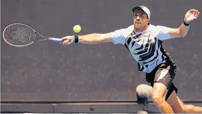  ?? (AP) ?? El último en irse. Carlos Berlocq y Diego Schwartzma­n fueron los únicos que llegaron a la segunda ronda.