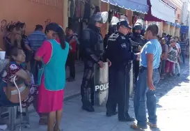  ?? APOLONIA AMAYO ?? Policías municipale­s impiden a ambulantes vender en las calles.