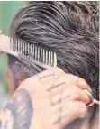  ??  ?? Nur für Männerköpf­e: Beim Barbier ist Handarbeit gefragt.