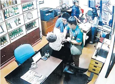  ??  ?? Video grab shows Bureau of Immigratio­n agents nabbing Korean businessma­n Kang Tae Sik in Makati on March 23. Kang’s family is decrying the manner in which the businessma­n was arrested. Kang is being accused of leading a ‘ Korean mafia’ said to have had...