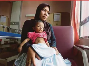  ?? BY ROHANIS SHUKRI PIC ?? Nurul Huda Akma Arifin is seeking RM50,000 for her baby, Nur Aafiyah Husna Muhamad Rozaidi, to undergo corrective surgery for her hole-in-the-heart condition.