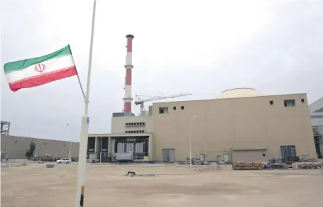  ??  ?? Planta nuclear de Bushehr instalada por la República fundamenta­lista de Irán. Pese a los pactos internacio­nales, este estado teocrático avanza en su carrera armamentís­tica. AFP