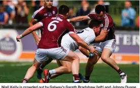  ??  ?? Niall Kelly is crowded out by Galway’s Gareth Bradshaw (left) and Johnny Duane