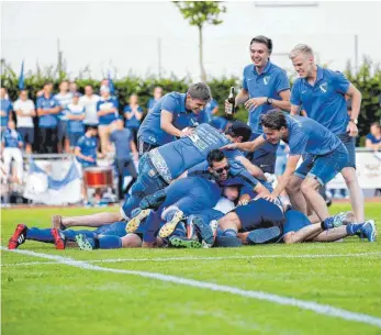  ?? FOTO: VOLKER STROHMAIER ?? Sehr groß war die Freude bei den Spielern und Fans des SV Baustetten nach dem Sieg gegen den SV Alberweile­r und die Rückkehr in die Bezirkslig­a.