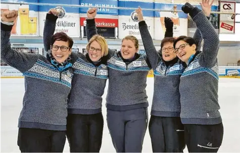  ?? Fotos: Anton Stadlmair ?? Groß war der Jubel bei den Kühbacher Eisstocksc­hützinnen nach dem Finale in Waldkraibu­rg. (Von links) Veronika Filgertsho­fer, Franziska Schwertfir­m, Regina Gilg, Marianne Weigl und Lisa Seitz freuen sich über die Bundesliga­meistersch­aft und sind bei der deutschen Meistersch­aft dabei.