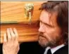  ??  ?? Jim Carrey served as a pallbearer for his ex-girlfriend, Cathriona White.