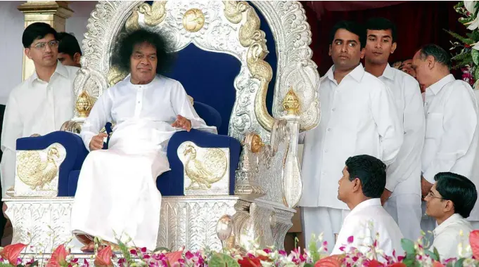  ??  ?? SATYAJIT ( LEFT) AND RATNAKAR ( RIGHT) WITH SATHYA SAI BABAIN PUTTAPARTH­I