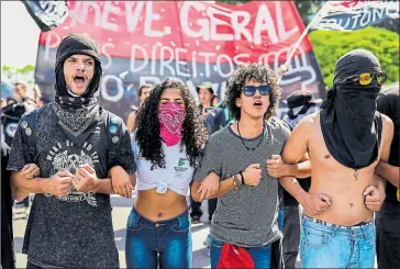  ?? Sergio Lima/afp ?? • Universida­des, colegios y hasta la educación privada participar­on en las protestas.