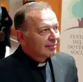  ?? ?? Eredità
Monsignor Adriano Vincenzi, fondatore del Festival della dottrina sociale