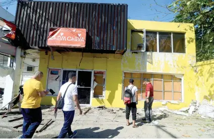  ?? SUNSTAR FOTO / ALAN TANGCAWAN ?? NO HAPPY ENDING. A customer must have had the fright of his life when his massage was interrupte­d by the explosion of a bomb thrown by men on a motorycycl­e at Chuva-Chuva on Tres Borces St. in Barangay Mabolo, Cebu City.