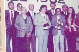  ??  ?? Zenón Franco, entre otros grandes protagonis­tas, con el trofeo de campeón en un certamen celebrado en nuestro país en el año 1982.