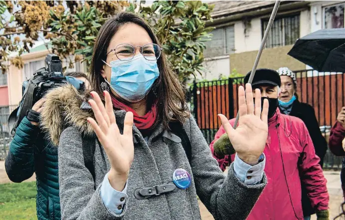  ?? MARTIN BERNETTI / AFP ?? Irací Hassler visitant, després de les eleccions, un dels barris de Santiago de Xile on va aconseguir més vots