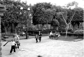  ??  ?? La plaza Xidoo, propusiero­n que sea la plaza del Músico, adicionand­o otros elementos que la hagan comercial y turística.