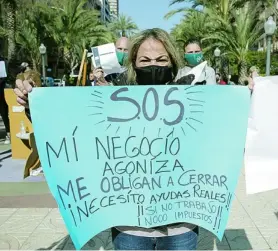  ?? EUROPA PRESS ?? Una mujer protesta por el cierre de la hostelería