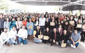  ?? ?? l El alcalde de Hermosillo, Antonio Astiazarán Gutiérrez posó con el grupo de jóvenes.