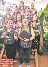  ??  ?? TERBAIK: Jok (kanan) bergambar bersama kumpulan Tingang Madang yang dinobatkan sebagai juara Kategori Tarian Etnik pada program ‘Internatio­nal Borneo Fest 2018’ di Kuala Lumpur, baru-baru ini. (Gambar kanan)