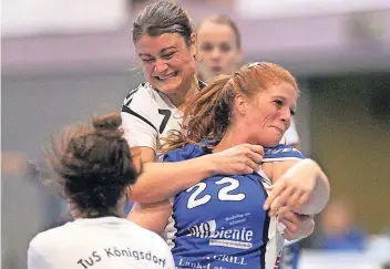  ??  ?? Kathrin Näckel gehörte gegen Königsdorf zu den besten Spielerinn­en des TuS Treudeutsc­h. Die Kreisläufe­rin war kaum zu halten, erzielte fünf Treffer. RP-Foto: Falk Janning