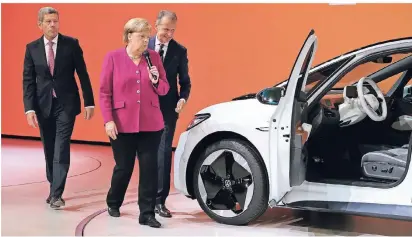  ?? FOTO: GETTY ?? Kanzlerin Angela Merkel, Autoverban­ds-chef Bernhard Mattes (l.) und Vw-chef Herbert Diess begutachte­n das Elektroaut­o ID.3 von Volkswagen.