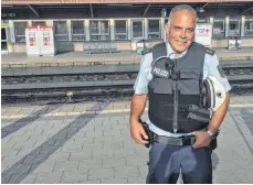  ?? FOTO: SWR ?? So etwas erlebt man als Polizist nicht jeden Tag: Ooberkommi­ssar Bernd Wachter betätigte sich als Geburtshel­fer.