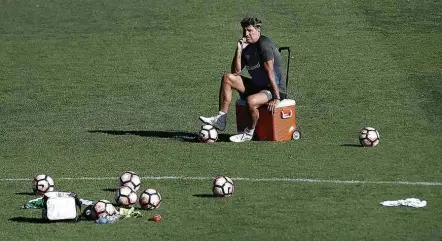  ?? Juan Mabromata/AFP ?? Técnico Renato Gaúcho observa jogadores durante treino do Grêmio no estádio do Lanús antes da final da Libertador­es