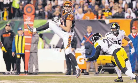  ?? FOTO: IMAGO/PRIVAT ?? Akrobat schön: Cincinnati­s Tight End Tyler Kroft fängt im NFL-Spiel gegen die Pittsburgh Steelers einen Pass sicher.