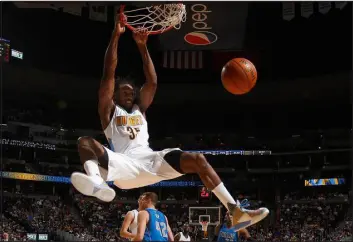  ?? DENVER POST FILE ?? Kenneth Faried ( 35) of the Denver Nuggets dunks the ball against the Dallas Mavericks at Pepsi Center on March 6, 2016.