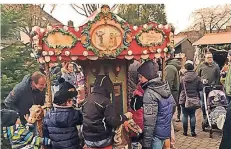  ?? FOTO: BÜRGERSTIF­TUNG ?? Vorweihnac­htliche Atmosphäre mit dem nostalgisc­hen Kinderkaru­ssell in Till-Moyland.