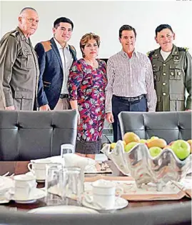  ??  ?? APOYO. El Presidente inauguró la Unidad Habitacion­al Militar “Puebla V”, un complejo de viviendas ubicado en el Campo Militar No. 25-A, ayer.