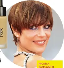  ??  ?? MICAELA RAMAZZOTTI L’attrice italiana abbina il make up blu elettrico al pixie cut.