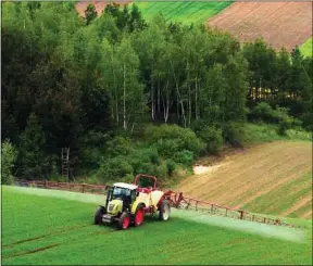  ??  ?? La Commission européenne souhaite que l’autorisati­on soit prolongée de dix ans.