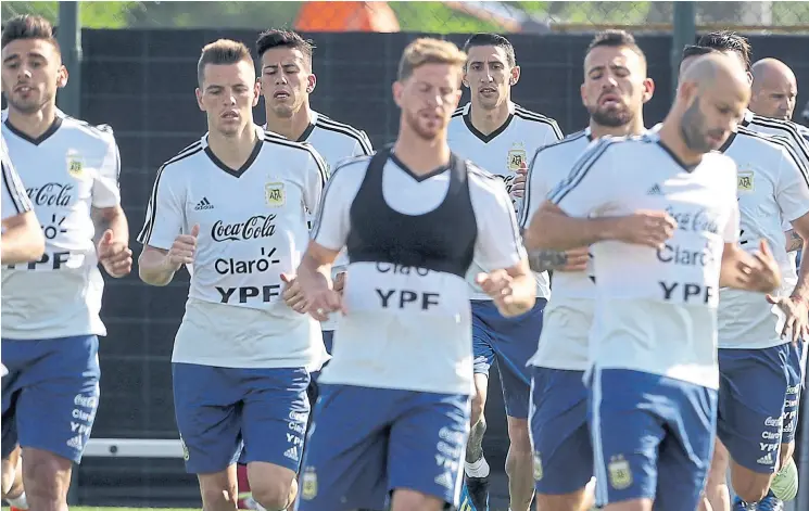  ??  ?? messi con sus compañeros en la ciudad deportiva de Barcelona; el capitán argentino es el foco del rechazo palestino frente a un amistoso que se convirtió en un dolor de cabeza