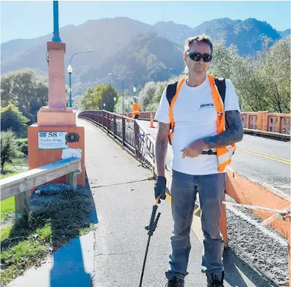  ?? Photo / Danielle Zollickhof­er ?? Outgoing Matamata-piako Mayor Ash Tanner took things on himself again as he and a group of volunteers cleaned the town’s “gateway” of moss and lichen.