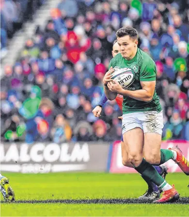  ?? BRENDAN MORAN/ SPORTSFILE ?? Taking one for the team: Johnny Sexton is tackled by Allan Dell of Scotland as he offloads a pass to Ireland team-mate Jacob Stockdale (right), who goes on to score his side’s second try