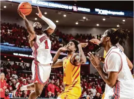  ?? Brett Coomer/staff photograph­er ?? Jamal Shead, left, and Houston won’t play in the Big 12 tournament until Thursday after winning the regular-season title in its first year in the league.