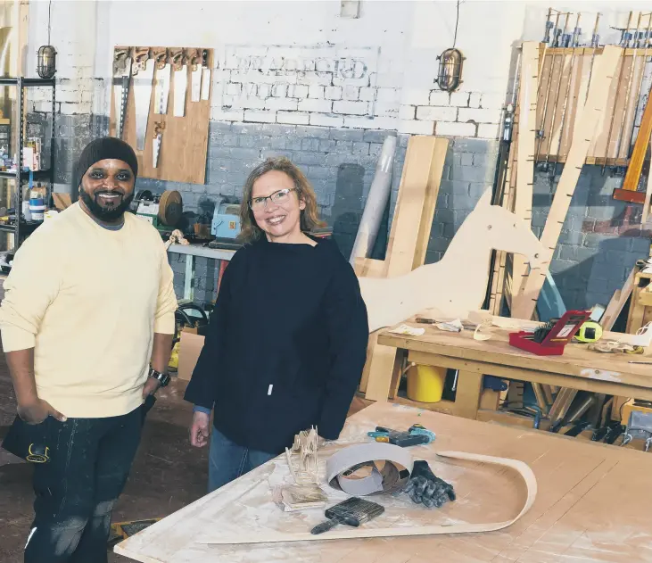  ?? PICTURES: ANDY LINFIELD. ?? WITH THE GRAIN: Main picture above,
Jay Blades (front) with mentors Ciaran, Saf and Isabelle; inset left, plane sailing in the Bradford workshop.