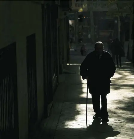  ??  ?? Los pacientes de esta enfermedad en edad avanzada sufren las consecuenc­ias más duras