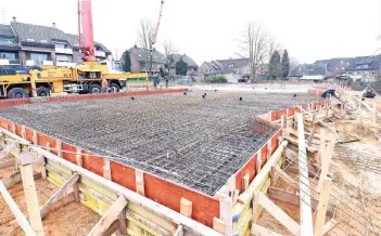  ?? RP-FOTO: JÖRG KNAPPE ?? Gestern floss auf der Baustelle an der Straße Felderend der Beton über das Stahlskele­tt. Läuft alles nach Plan, sollen Mitte April die Holzwände und das Dach geliefert werden.