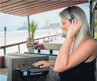  ?? TATIANA LAFRAIA/ESTADÃO ?? Sobe o som. DJ Cla Pessoa ganhou espaço entre nomes internacio­nais e toca em várias casas